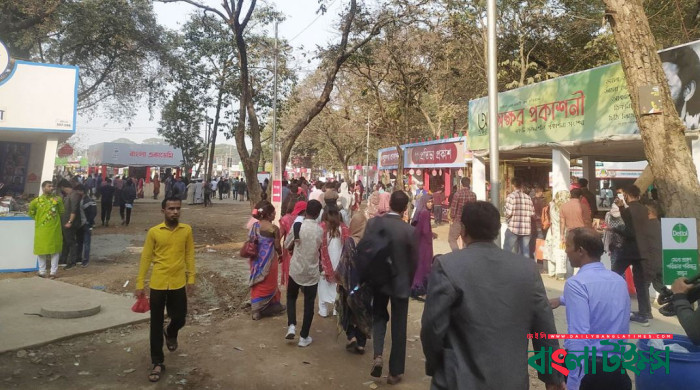 ছুটির দিনে জমে উঠছে বইমেলা